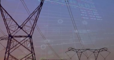 Kırsal kesimdeki elektrik direkleri üzerinde finansal veri işleme animasyonu. Küresel elektrik, finans, iş, bağlantılar, hesaplama ve veri işleme kavramı dijital olarak oluşturulmuş video.