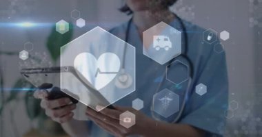 Hastanede tablet kullanan beyaz kadın sağlık çalışanlarına karşı birden fazla tıbbi ikonun canlandırılması. Tıbbi sağlık ve araştırma teknolojisi kavramı
