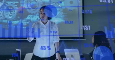 Ofiste sunum yapan Asyalı kadın hakkında istatistiksel veri işleme animasyonu. Bilgisayar arayüzü ve iş teknolojisi kavramı