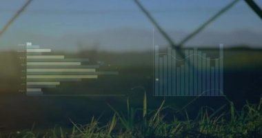 Elektrik direkleri üzerinde finansal veri işleme animasyonu. Küresel çevre, finans, iş, bağlantılar, hesaplama ve veri işleme kavramı dijital olarak oluşturulmuş video.