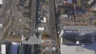 Şehir trafiğinin hava görüntüsüne karşı istatistiksel veri işleme arayüzünün animasyonu. Bilgisayar arayüzü ve iş veri teknolojisi kavramı