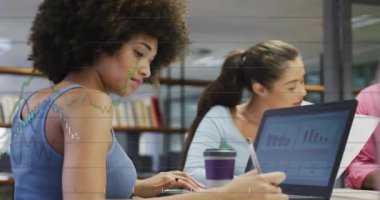 Ofisteki çeşitli iş adamları üzerinde finansal veri işleme animasyonu. Küresel finans, iş, bağlantılar, hesaplama ve veri işleme kavramı dijital olarak oluşturulmuş video.