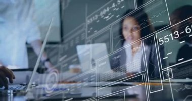 Muhtelif erkek ve kadınların ofise yumruk tokuşturuşlarına dair istatistiksel veri işleme animasyonu. Bilgisayar arayüzü ve iş teknolojisi kavramı