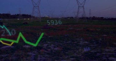 Kırsal kesimdeki elektrik direkleri üzerinde finansal veri işleme animasyonu. Küresel elektrik, finans, iş, bağlantılar, hesaplama ve veri işleme kavramı dijital olarak oluşturulmuş video.