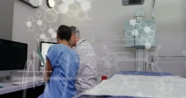 Hastanedeki çeşitli erkek ve kadın doktorlara karşı tıbbi veri işleme animasyonu. Tıbbi sağlık ve araştırma teknolojisi kavramı