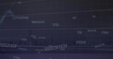 Kırsal kesimdeki elektrik direkleri üzerinde finansal veri işleme animasyonu. Küresel elektrik, finans, iş, bağlantılar, hesaplama ve veri işleme kavramı dijital olarak oluşturulmuş video.