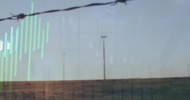 Rüzgar türbinleri üzerinde finansal veri işleme animasyonu. Küresel çevre, finans, iş, bağlantılar, hesaplama ve veri işleme kavramı dijital olarak oluşturulmuş video.