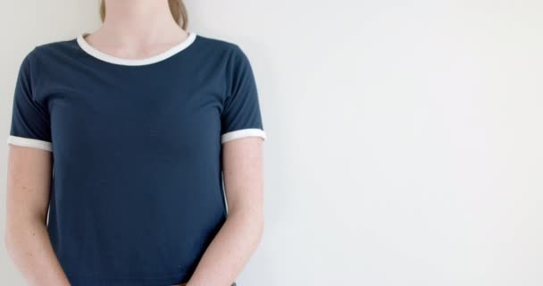 Midsection Mulher Caucasiana Camisa Azul Marinho Com Afiação Branca Espaço — Vídeo de Stock