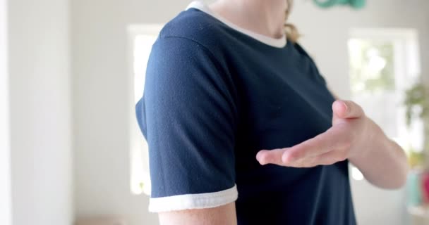 Sección Media Mujer Caucásica Camiseta Azul Marino Mostrando Bordes Blancos — Vídeo de stock