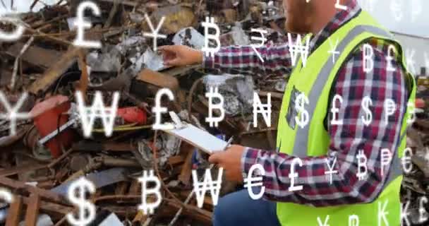ジャンクヤードのクリップボードを持つ白人男性スーパーバイザーに対する複数の通貨シンボルのアニメーション 廃棄物管理 リサイクルコンセプト — ストック動画