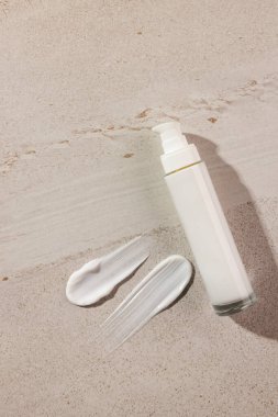 Güzellik ürününün dikey görüntüsü. Pompalı beyaz şişe. Arka planda kopya alanı lekeler. Sağlık ve güzellik, makyaj ve güzellik konsepti.