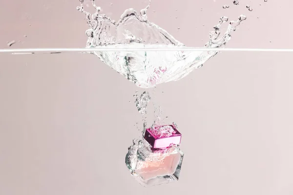 Beauty Product Perfume Bottle Falling Water Copy Space Background Pink — Stock Photo, Image