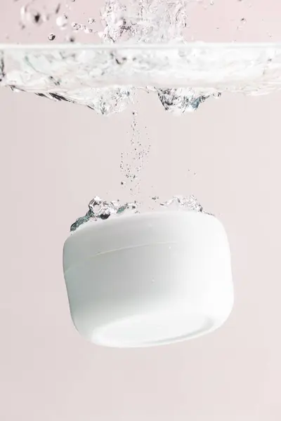 Imagen Vertical Bañera Del Producto Belleza Que Cae Agua Copia —  Fotos de Stock