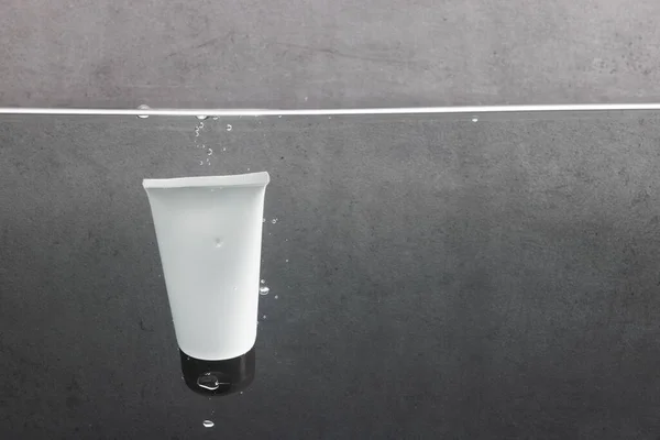 Beauty Produkt Rohr Ins Wasser Fallen Mit Kopierraum Hintergrund Auf — Stockfoto