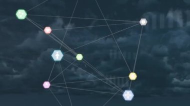 Bulutların üzerinde işlenen ve bağlantıları olan dünyanın animasyonu. Küresel finans, iş, bağlantılar, hesaplama ve veri işleme kavramı dijital olarak oluşturulmuş video.