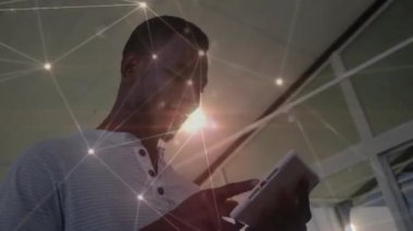 Afro-Amerikan iş adamlarının ışık noktalarıyla olan bağlantılarının animasyonu. Küresel bağlantılar, iş, iletişim ve dijital arayüz kavramı dijital olarak oluşturulmuş video.