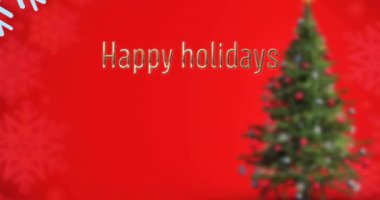 Kırmızı arka planda yılbaşı ağacının üzerine düşen mutlu bayram mesajları ve kar animasyonları. Noel, şenlik, kutlama ve gelenek konsepti dijital olarak oluşturuldu.