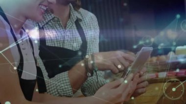 Tablet kullanan beyaz meslektaşlar üzerinden çemberlerle olan bağlantıların animasyonu. Küresel bağlantılar, iş, iletişim ve dijital arayüz kavramı dijital olarak oluşturulmuş video.
