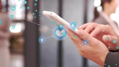 Tablet kullanan beyaz kadın üzerindeki simgelerle bağlantı ağının animasyonu. Dijital olarak oluşturulmuş küresel bağlantılar, sosyal medya, iletişim ve dijital arayüz kavramı.