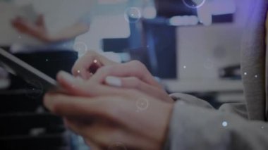 Tablet kullanan Kafkas iş kadını üzerinden çemberlerle olan bağlantıların animasyonu. Küresel bağlantılar, iş, iletişim ve dijital arayüz kavramı dijital olarak oluşturulmuş video.