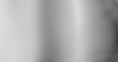 Gri dalgalı arka plan animasyonu. Kopya alanı ile kusursuz hareket. Renk, hareket ve tekrarlama konsepti dijital olarak oluşturulmuş video.