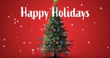 Kırmızı arka planda yılbaşı ağacının üzerine düşen mutlu bayram mesajları ve kar animasyonları. Noel, şenlik, kutlama ve gelenek konsepti dijital olarak oluşturuldu.