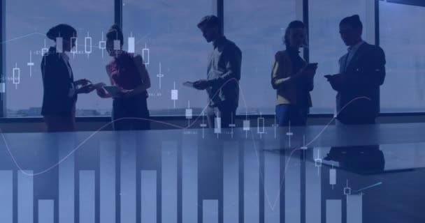 オフィスの多様な同僚に対する財務データ処理のアニメーション グローバルファイナンス ビジネス デジタルインターフェースのコンセプトデジタル生成ビデオ — ストック動画