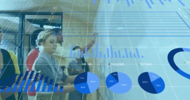 Grafiklerin animasyonu, çubukların yüklenmesi ve çeşitli iş arkadaşlarının strateji tartışmalarında numaraların değiştirilmesi. Dijital bileşik, çoklu pozlama, rapor, iş, büyüme, planlama ve takım çalışması kavramı.