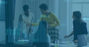 Ofisteki çeşitli iş adamları üzerinde finansal veri işleme animasyonu. Küresel finans, iş, bağlantılar, hesaplama ve veri işleme kavramı dijital olarak oluşturulmuş video.