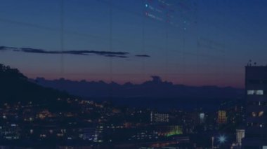 Modern şehir manzarasının havadan görüntüsü üzerinden birden fazla grafik ve takas panolarının animasyonu. Dijital bileşik, çoklu pozlama, rapor, iş dünyası, borsa, siluet, mimari ve teknoloji.
