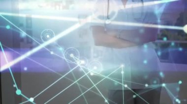 Kafkas kadın doktor üzerindeki ikonlarla olan bağlantıların animasyonu. Küresel tıp, sağlık hizmetleri, bağlantılar, bilgisayar ve veri işleme kavramı dijital olarak oluşturulmuş video.