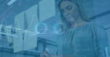 Kafkas iş kadınının ofisinde veri işleme animasyonu. Küresel finans, iş, bağlantılar, hesaplama ve veri işleme kavramı dijital olarak oluşturulmuş video.