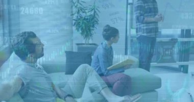 Ofisteki çeşitli iş adamları üzerinde finansal veri işleme animasyonu. Küresel finans, iş, bağlantılar, hesaplama ve veri işleme kavramı dijital olarak oluşturulmuş video.