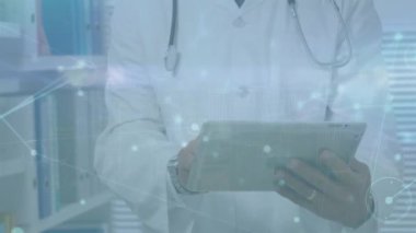 Kafkas erkek doktor üzerindeki simgelerle bağlantı ağının animasyonu. Küresel tıp, sağlık hizmetleri, bağlantılar, bilgisayar ve veri işleme kavramı dijital olarak oluşturulmuş video.