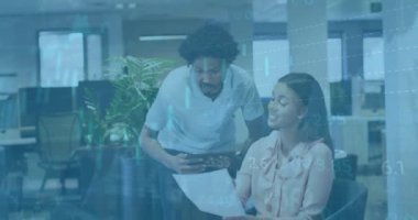 Ofisteki çeşitli iş adamları üzerinde finansal veri işleme animasyonu. Küresel finans, iş, bağlantılar, hesaplama ve veri işleme kavramı dijital olarak oluşturulmuş video.