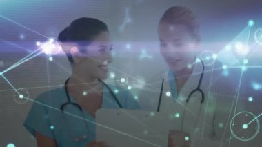 Farklı doktorların ikonlarıyla olan bağlantıların animasyonu. Küresel tıp, sağlık hizmetleri, bağlantılar, bilgisayar ve veri işleme kavramı dijital olarak oluşturulmuş video.