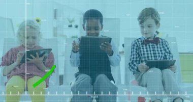 Sınıfta dijital tablet kullanan farklı çocuklar üzerinde değişen sayılarla grafiğin animasyonu. Dijital bileşik, çoklu pozlama, rapor, iş, büyüme, çocukluk ve teknoloji kavramı.