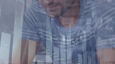 Ofiste akıllı telefon kullanan beyaz bir adam hakkında istatistiksel veri işleme animasyonu. Bilgisayar arayüzü ve iş veri teknolojisi kavramı