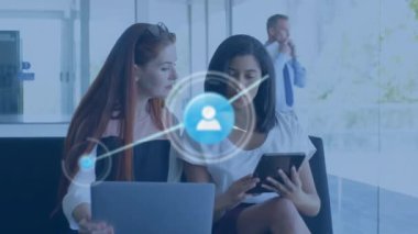 Bağlı profil simgelerinin animasyonu, çeşitli kadın iş arkadaşlarının dijital tablet hakkındaki raporları tartışması. Dijital bileşik, çoklu pozlama, iletişim, iş dünyası, takım çalışması ve teknoloji kavramı.