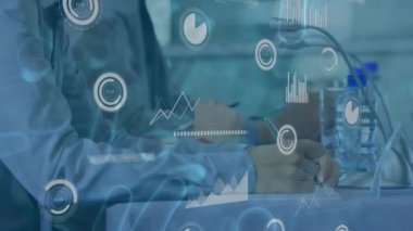 Çeşitli bilim adamlarının veriler üzerindeki animasyonu. Küresel bilim, salgın, bağlantılar, hesaplama ve veri işleme kavramı dijital olarak oluşturulmuş video.