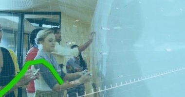 Birden fazla grafik ve değişen numaraların animasyonu, ofisteki beyaz tahtaya yazı yazan çeşitli iş arkadaşları. Dijital bileşik, çoklu pozlama, rapor, iş, büyüme ve kâr kavramı.