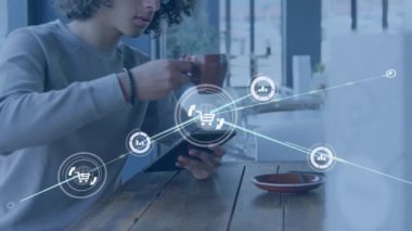 Kahve içerken dijital tablete kayan melez bir adamın üzerine bağlı ikonların animasyonu. Dijital bileşik, çoklu pozlama, iletişim, iş, içecek ve teknoloji kavramı.