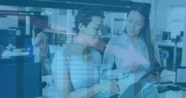 Ofisteki çeşitli iş adamları üzerinde finansal veri işleme animasyonu. Küresel finans, iş, bağlantılar, hesaplama ve veri işleme kavramı dijital olarak oluşturulmuş video.