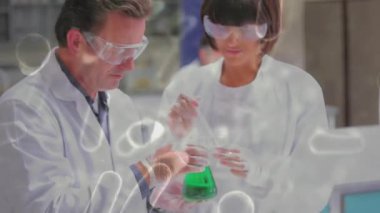 Kafkas bilim adamlarının hücreler üzerinde laboratuvarda canlandırılması. Küresel bilim, salgın, bağlantılar, hesaplama ve veri işleme kavramı dijital olarak oluşturulmuş video.