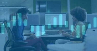 Ofisteki çeşitli iş adamları üzerinde finansal veri işleme animasyonu. Küresel finans, iş, bağlantılar, hesaplama ve veri işleme kavramı dijital olarak oluşturulmuş video.