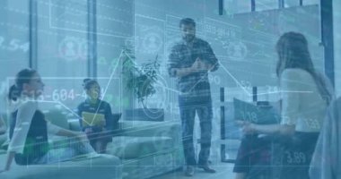 Ofisteki çeşitli iş adamları üzerinde finansal veri işleme animasyonu. Küresel finans, iş, bağlantılar, hesaplama ve veri işleme kavramı dijital olarak oluşturulmuş video.
