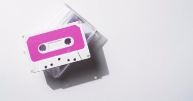 Pembe etiketli retro kaset videosu ve beyaz arkaplanda kopyalama alanı olan temiz kutu. Retro, nostalji, vintage, müzik ve bant kayıt kavramı.