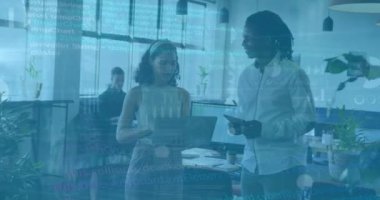 Ofisteki çeşitli iş adamları üzerinde finansal veri işleme animasyonu. Küresel finans, iş, bağlantılar, hesaplama ve veri işleme kavramı dijital olarak oluşturulmuş video.