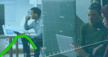 Grafiklerin animasyonu ve dizüstü bilgisayardaki raporları tartışan çeşitli iş arkadaşları üzerinden değişen numaralar. Dijital bileşik, çoklu pozlama, rapor, iş, büyüme, planlama, takım çalışması ve teknoloji.