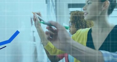 Ofisteki beyaz tahtaya yazı yazan çeşitli iş arkadaşlarının çoklu grafik ve ızgara desenlerinin animasyonu. Dijital bileşik, çoklu pozlama, rapor, iş, büyüme, kar ve üç boyutlu.